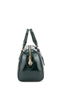 Sac en cuir verni vert avec une forme structurée, double poignée supérieure et une fermeture éclair dorée. Texture brillante avec des accents matériels minimalistes.