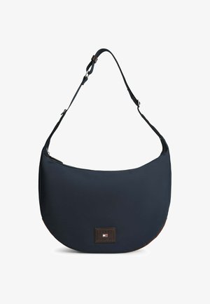 Navyblauwe schoudertas in halvemaanvorm met verstelbare band en een klein rechthoekig logoplaatje gecentreerd onderaan aan de voorkant.