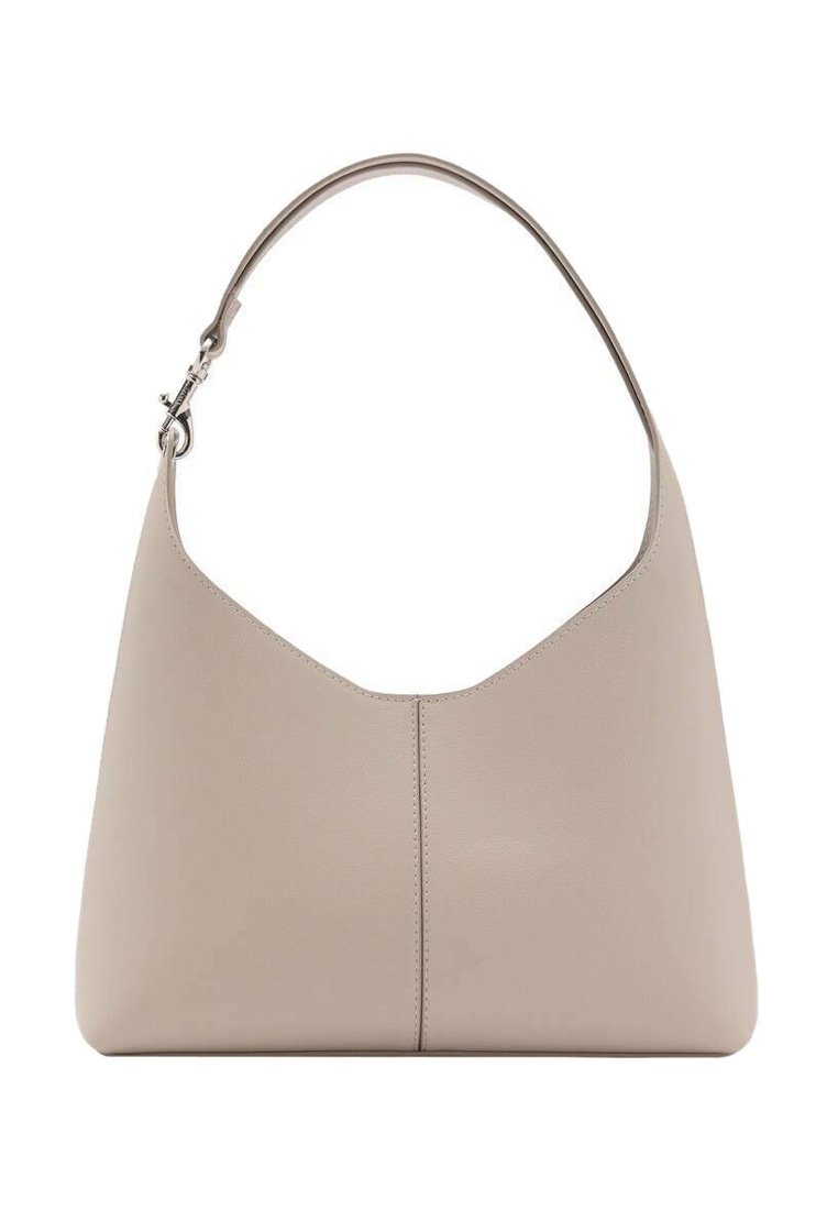 Borsa a tracolla in pelle beige con una texture liscia, parte superiore curva e cucitura centrale. Presenta una tracolla ampia e un design minimalista.