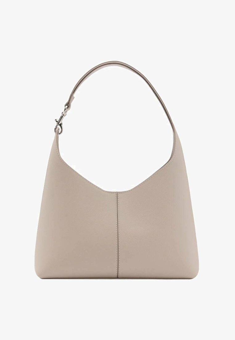 Beige Leder Schultertasche mit glatter Oberfläche, gebogenem Oberteil und einer zentralen Naht. Verfügt über einen breiten Riemen und ein minimalistisches Design.