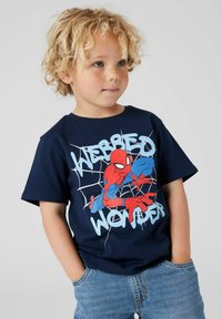 Námornícky modré bavlnené tričko s grafikou Spider-Mana, červený a modrý dizajn postavy s textom "WEBBED WONDER" v svetlomodrej farbe.