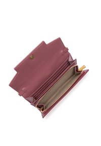 Portafoglio in pelle color rosa con un design elegante, dotato di numerose fessure per carte, un compartimento con cerniera e una chiusura a scatto.