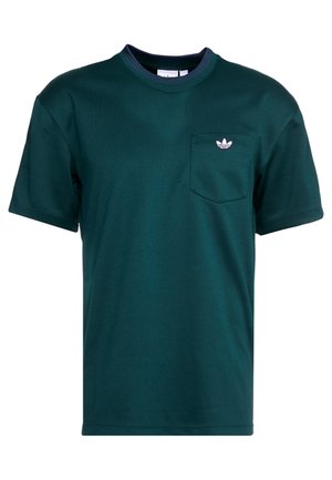 Donkergroen T-shirt met korte mouwen en ronde hals, met een klein zakje op de linkerborst waarop een wit Adidas-logo staat.