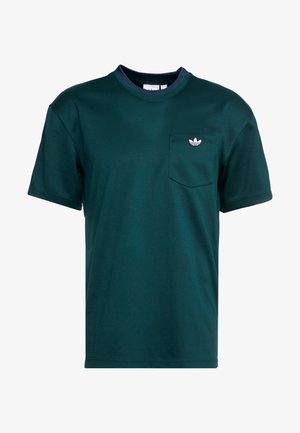 Ciemnozielona koszulka z krótkim rękawem, okrągłym dekoltem i małą kieszonką na lewej piersi z białym logo Adidas.