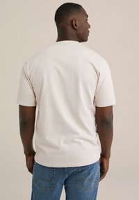 Lühikeste varrukatega, helesinine T-särk pehmest kangast ümmarguse kaelusega. Omab lõdva istuvuse ja minimalistikku disaini. Klassikaline vabaja stiil.