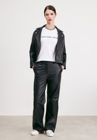 Calvin Klein Jeans INSTITUTIONAL LOGO 2 PACK - Tričko s potlačou - fiery red/bright white