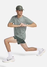 Nike Performance RISE - Camiseta deportiva - vintage green htr reflective silv