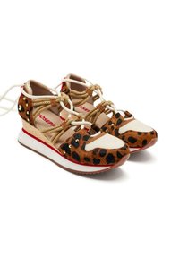 Sneaker con stampa leopardata con macchie marroni e nere, tomaia in tessuto, dettagli in rete beige, lacci a corda e suola a cuneo bianca con bordi rossi.