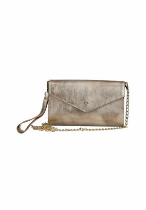 Clutch in bronzo metallico con pattina a busta, piccolo logo, tracolla e manico in catena dorata su sfondo bianco.