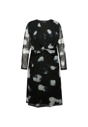 Sorte kjole med V-udskæring og lange, gennemsigtige ærmer, med en knudedetalje ved taljen og et hvidt abstrakt mønster over det hele.