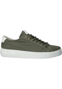 Sneaker in tela verde con suola in gomma bianca, con punta arrotondata, occhielli in metallo e un contrastante accento in pelle sul tallone.