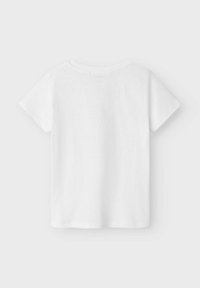 Hvid bomulds T-shirt med rund halsudskæring og korte ærmer. Inkluderer et lille mærke bagpå. Glat tekstur og enkelt design.
