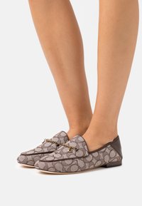 COACH HANNA LOAFER - Slip-ons - oak/maple