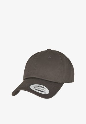 Tumehall hall cap, millel on kõveracetser, reguleeritav rihm ja tekstuuriga kanga. Omab metallist sildi, millel on kirjas "REGULEITAV".