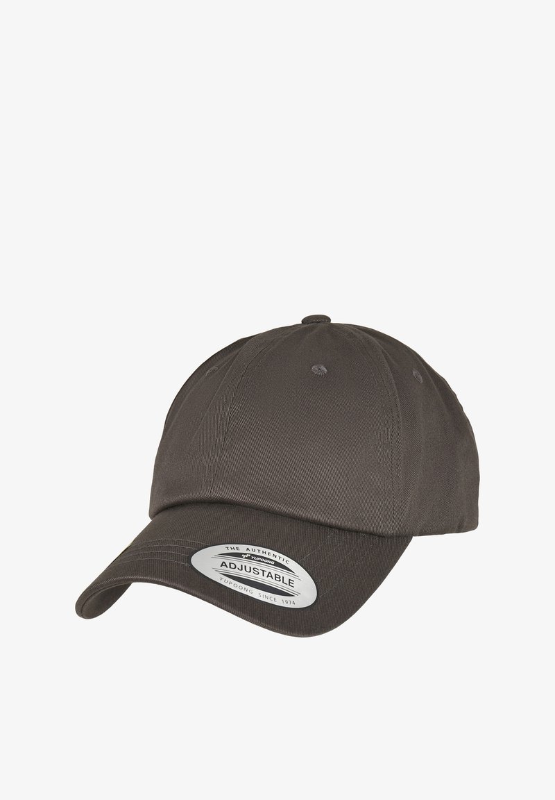 Casquette de baseball gris foncé avec une visière incurvée, une sangle ajustable et un tissu texturé. Présente une étiquette métallique indiquant "AJUSTABLE".