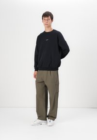 Oakley STACKED METAL CREWNECK  - Felpa - blackout