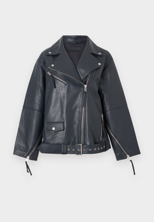 Μαύρο δερμάτινο μπουφάν biker με ασημένια φερμουάρ, κουμπιά με κούμπωμα, ασύμμετρο μπροστινό φερμουάρ, ζώνη στη μέση και φερμουάρ στα μανίκια.