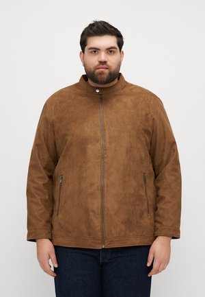 Chaqueta de ante marrón con cuello alto, cierre frontal de cremallera y bolsillos laterales. Textura suave y diseño minimalista. Ajuste holgado.