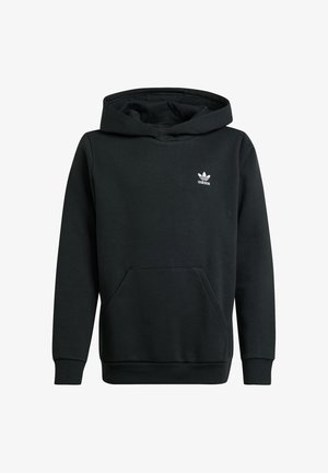 Sort pullover hoodie lavet af blødt stof, med en frontlomme, ribbede manchetter og et lille hvidt Adidas-logo på brystet.
