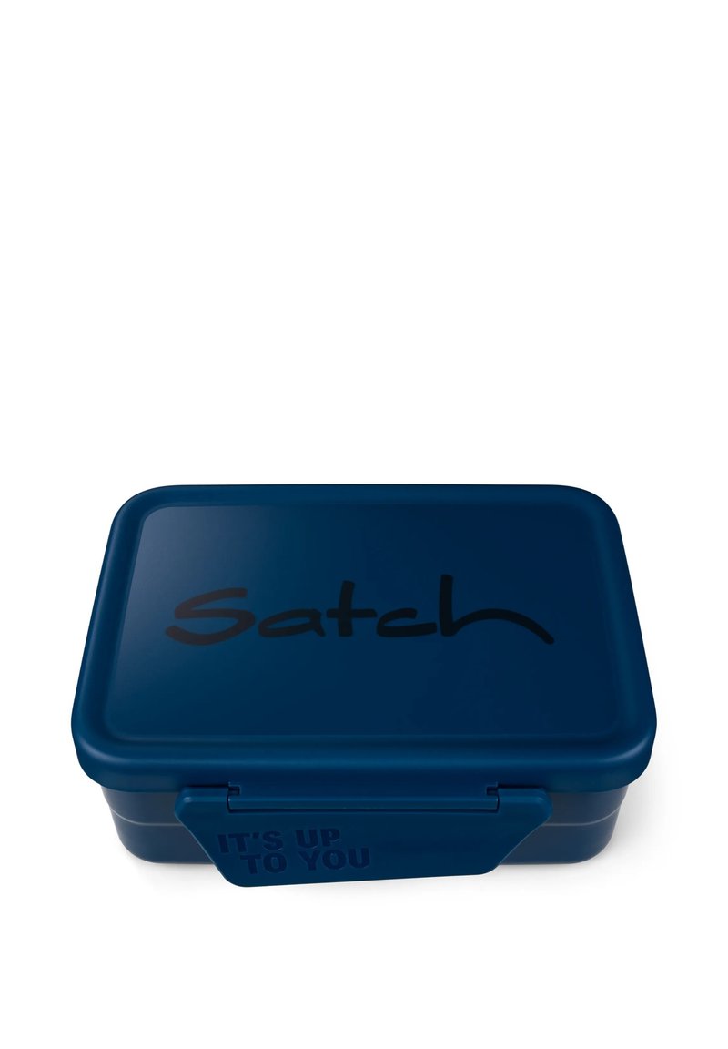 Donkerblauwe plastic lunchtas met een gladde oppervlakte, met het woord "Satch" en de zin "HET IS AAN JOU" in reliëf aan de zijkant.