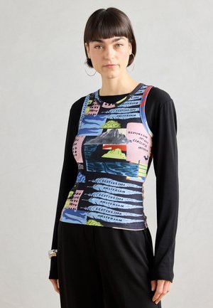 Top senza maniche con un design blu, rosa e verde, caratterizzato da forme astratte e testo. Strato sottostante a maniche lunghe nero attaccato.