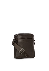 Borsa a tracolla in pelle marrone scuro con chiusura a zip, tracolla regolabile, tasca anteriore e logo impresso. Texture liscia, forma rettangolare.