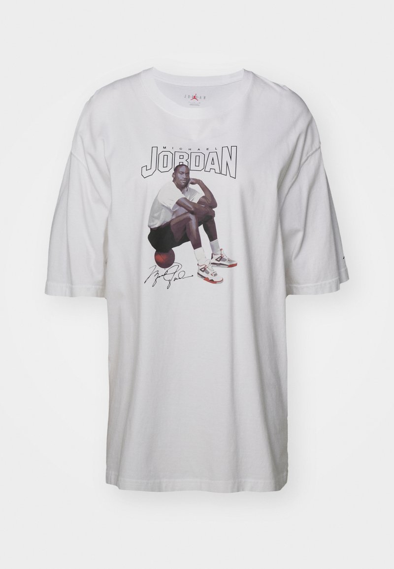 Camiseta blanca de algodón con un estampado gráfico de un jugador de baloncesto sentado, texto "Jordan" y una firma debajo, corte holgado y mangas cortas.