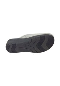 Suola di scarpa in suede grigio con una suola in gomma nera testurizzata che presenta un motivo a zigzag per migliorare la trazione. Include un segno della taglia.