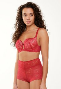 Set di lingerie in pizzo rosso composto da un reggiseno imbottito con ferretto e un perizoma a vita alta abbinato, entrambi con bordi scallop.