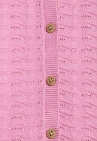 Rosa stickad cardigan med en ribbad framsida, prydd med vågmönster och träknappar. Texturen verkar mjuk och lätt.