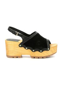 Sandali platform in suede nera con base in legno, caratterizzati da bordi scallop e borchie dorate. Cinturino regolabile per una vestibilità sicura.