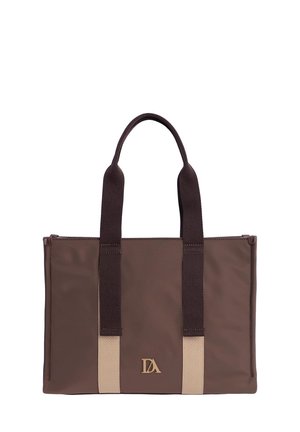 Bolso tote rectangular marrón con amplias correas verticales de un marrón oscuro y claro, y un pequeño logotipo dorado "DA" en el centro frontal.