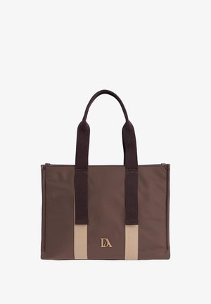 Bolso tote rectangular marrón con amplias correas verticales de un marrón oscuro y claro, y un pequeño logotipo dorado "DA" en el centro frontal.