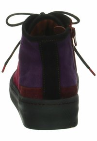 Bottines en suede avec des panneaux violets, rouges et noirs. Bout arrondi, design à lacets, semelle en caoutchouc noir texturé et surpiqûres contrastantes.
