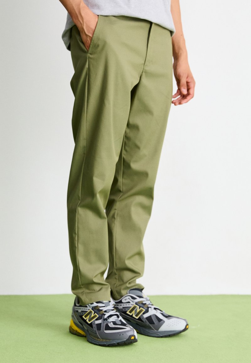 New Balance - ATHLETICS STANDARD TAPERED - Chinos - dark olivine, Enlarge