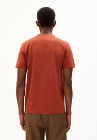 ARMEDANGELS JAAMEL STRUCTURE - T-shirt basic - dark amber