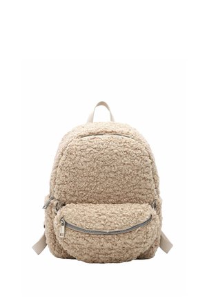 Beige fleece-tekstureret rygsæk med en lynlåslomme foran, et øverste rum med lynlås og to beige skulderstropper.