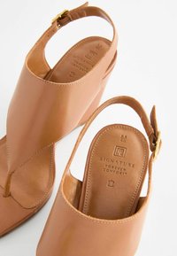 Next SIGNATURE TOE POST - REGULAR FIT - T-bar sandals - tan brown