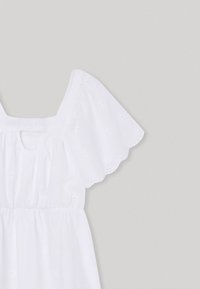 Biela šaty s našitými puff rukávmi a štvorcovým výstrihom, s výšivkou broderie anglaise, zúženým pásom a jemnými vlnitými okrajmi.