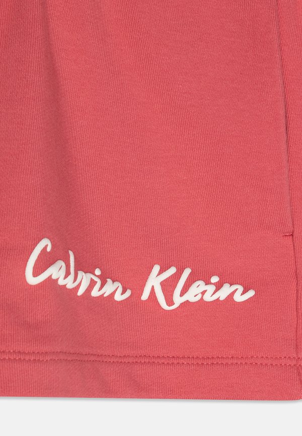 SCRIPT LOGO - Tracksuit bottoms - deep crimson fruit2