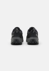 Scarpe da trekking nere con tomaia in mesh testurizzato, suola in gomma e tacco rinforzato. Presentano un passante riflettente e accenti con logo.