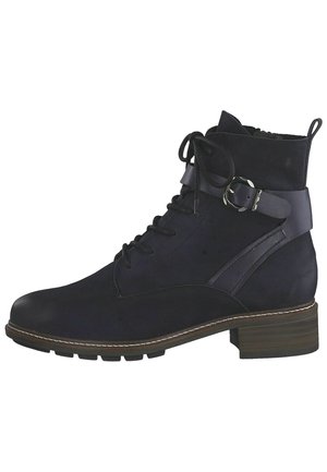 Bottine bleu marine en daim et cuir, dotée d'un laçage à l'avant, d'une sangle latérale avec boucle et d'une semelle en caoutchouc texturée.