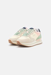 Béžové sportovní tenisky se zelenými a růžovými akcenty, z semiše a síťoviny, zaoblenou špičkou a texturovanou gumovou podrážkou.