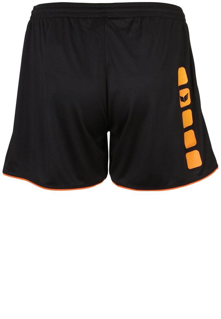 Zwarte sportshorts met een elastische tailleband, oranje zijaccenten en rechthoekige patroondetails aan de linkerkant. Glad textuur.
