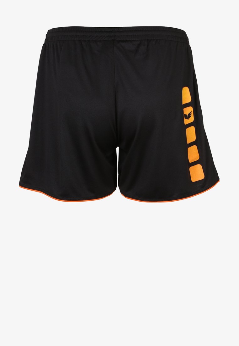 Zwarte sportshorts met een elastische tailleband, oranje zijaccenten en rechthoekige patroondetails aan de linkerkant. Glad textuur.