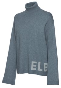 Maglione a collo alto in morbido tessuto blu, con un taglio rilassato e un grande dettaglio in bianco "ELB" sul lato sinistro in basso.