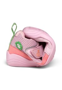 Baskets souples pour tout-petit, de couleur rose et corail, pliées pour montrer la semelle souple, la tige en mesh, la tirette verte et la bride Velcro avec un logo de cerf.