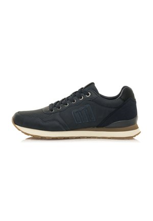 Baskets bleu marine avec un dessus en cuir texturé, fermeture à lacets, col rembourré et semelle beige contrastante. Détails du logo sur le côté.