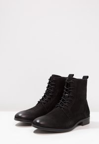 Pier One Botines con cordones - black