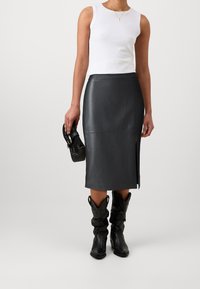 ONLY Tall Pennkjol - black